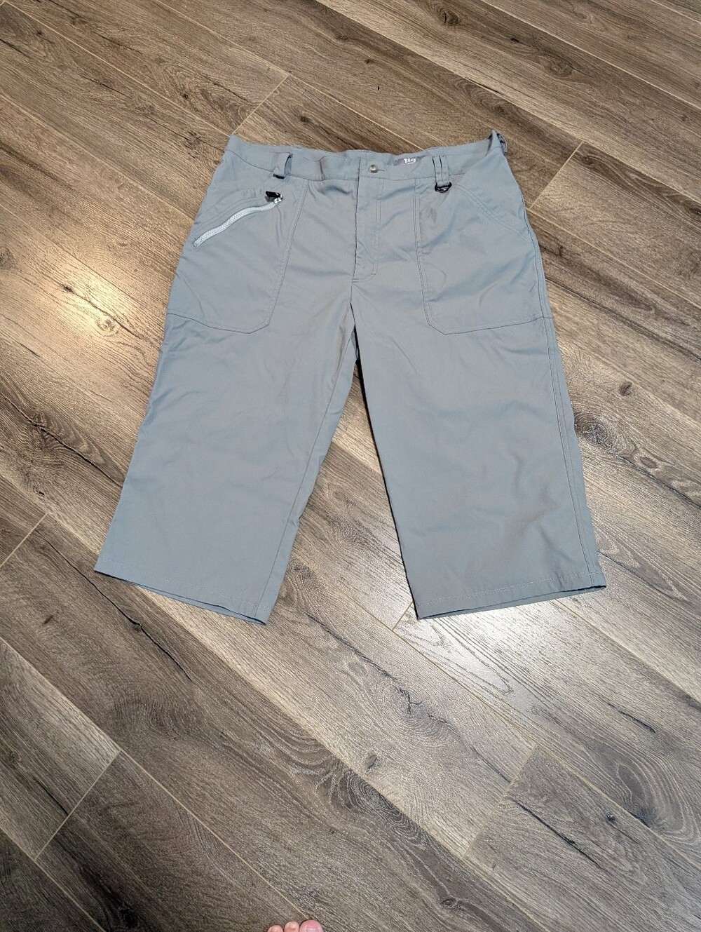 Tilley . Womens  Gray Performance  Capris.  Nylon Spandex Blend.Size 38.